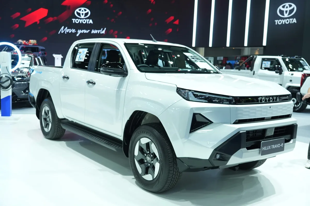 Toyota Hilux Travo-e มุมหน้าซ้ายเฉียง โตโยต้า Hilux Travo-e มุมหน้าซ้ายเฉียงในงาน Motor Show 2026