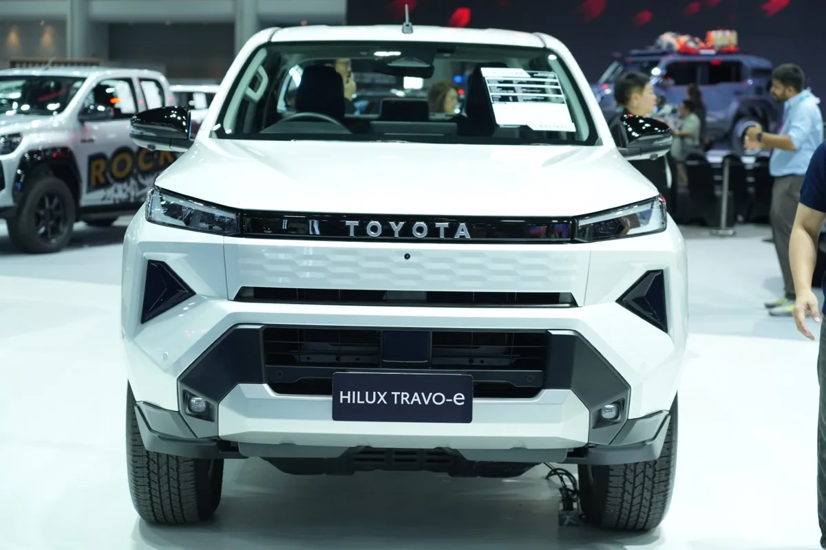 Toyota Hilux Travo-e มุมหน้าตรง โตโยต้า Hilux Travo-e มุมด้านหน้าตรงในงาน Motor Show 2026