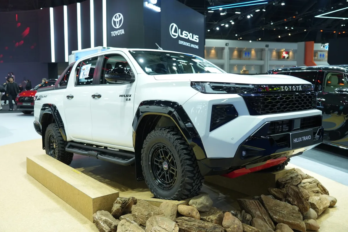 Toyota Hilux Travo มุมหน้าซ้ายเฉียงบนแท่นโชว์ออฟโรด โตโยต้า Hilux Travo มุมหน้าซ้ายเฉียงบนแท่นโชว์สไตล์ออฟโรดในงาน Motor Show 2026