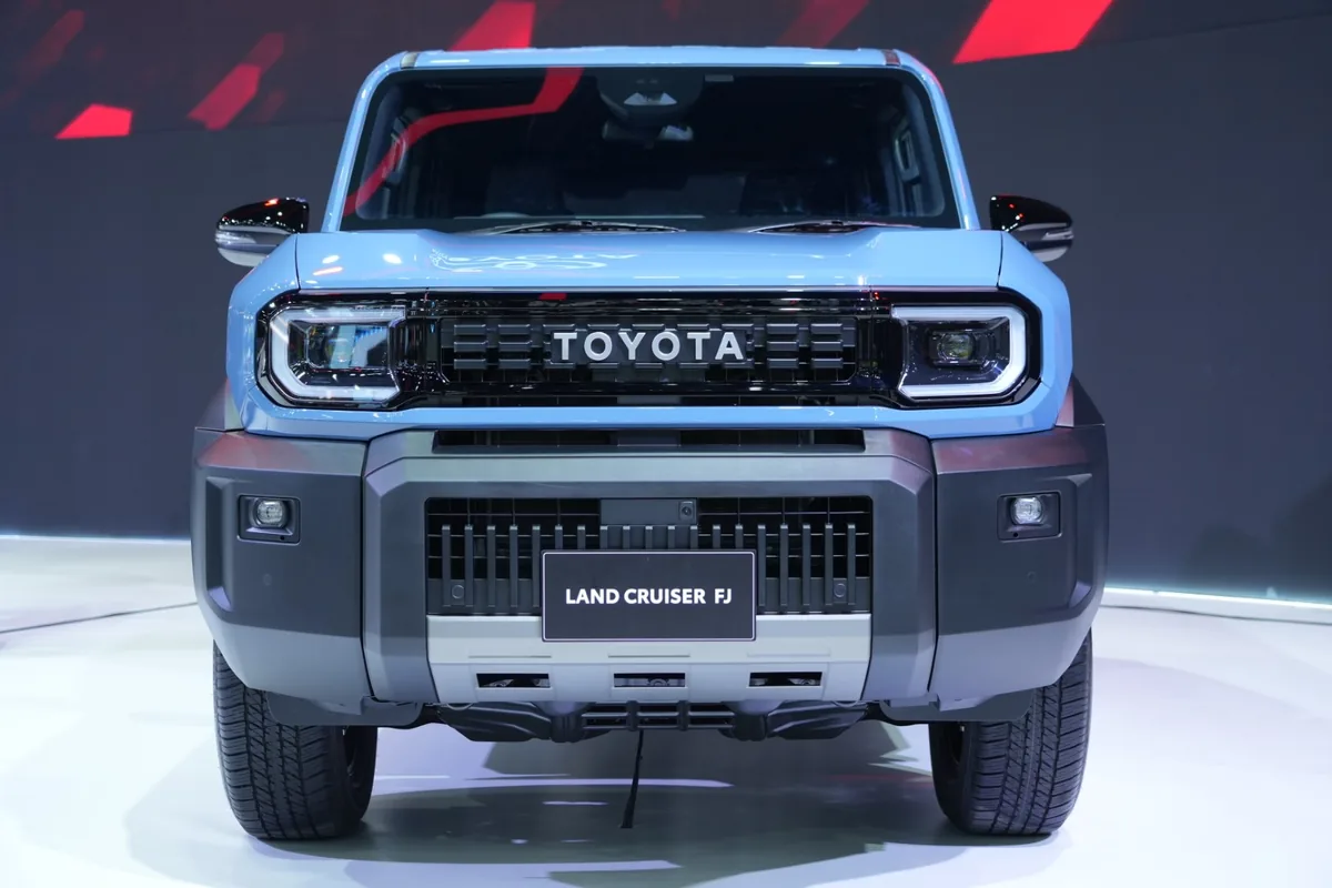 Toyota Land Cruiser FJ ใหม่ 2026 มุมหน้าตรง โตโยต้า Land Cruiser FJ ใหม่ 2026 มุมด้านหน้าตรงในงาน Motor Show 2026
