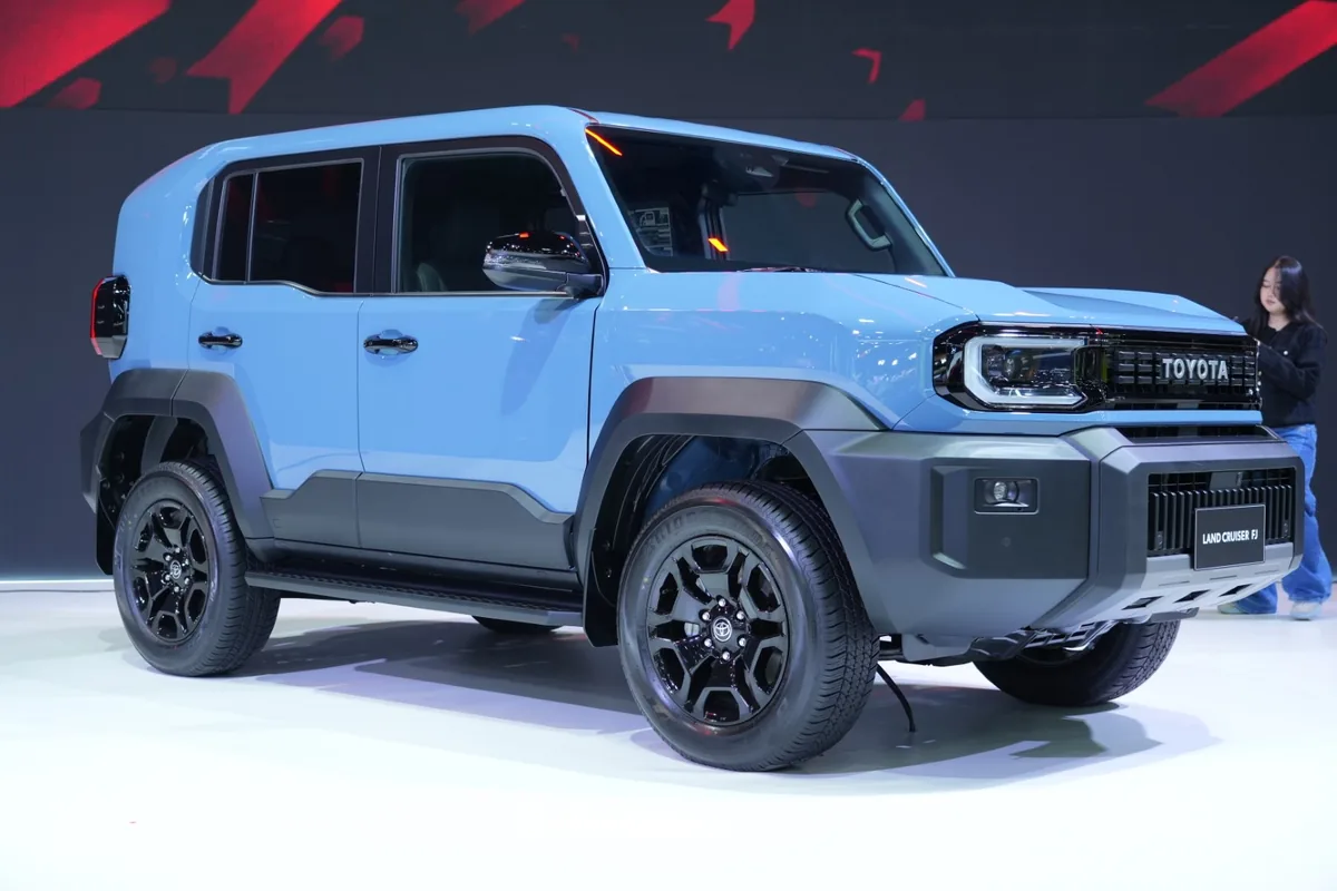 Toyota Land Cruiser FJ ใหม่ 2026 มุมด้านข้างเฉียง โตโยต้า Land Cruiser FJ ใหม่ 2026 มุมด้านข้างเฉียงในงาน Motor Show 2026