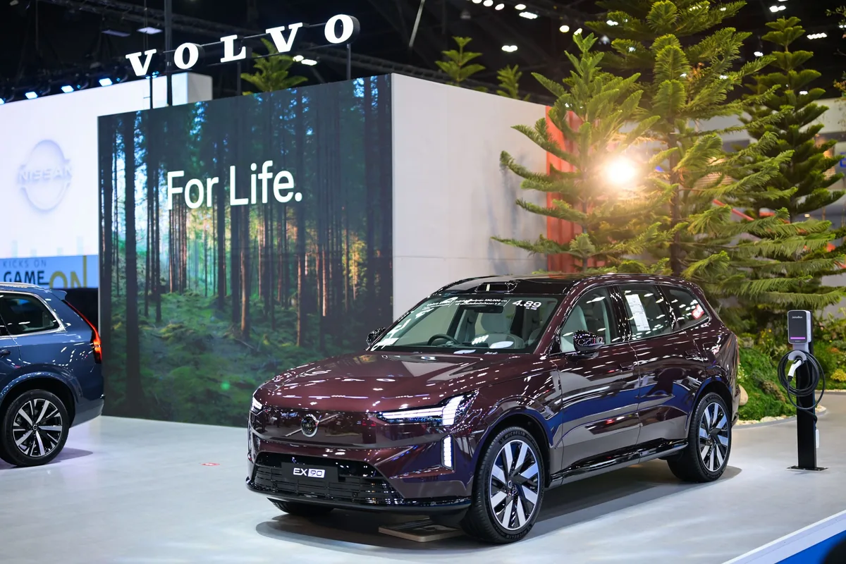 Volvo EX90 ในงาน Motor Show 2026 Volvo EX90 สีแดงไวน์จัดแสดงภายในบูธ Volvo ในงาน Motor Show 2026