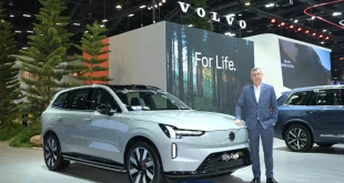 ผู้บริหาร Volvo Cars Thailand ถ่ายภาพคู่กับ Volvo EX90 ภายในบูธงาน Motor Show 2026
