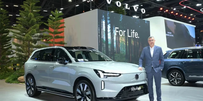 ผู้บริหาร Volvo Cars Thailand ถ่ายภาพคู่กับ Volvo EX90 ภายในบูธงาน Motor Show 2026