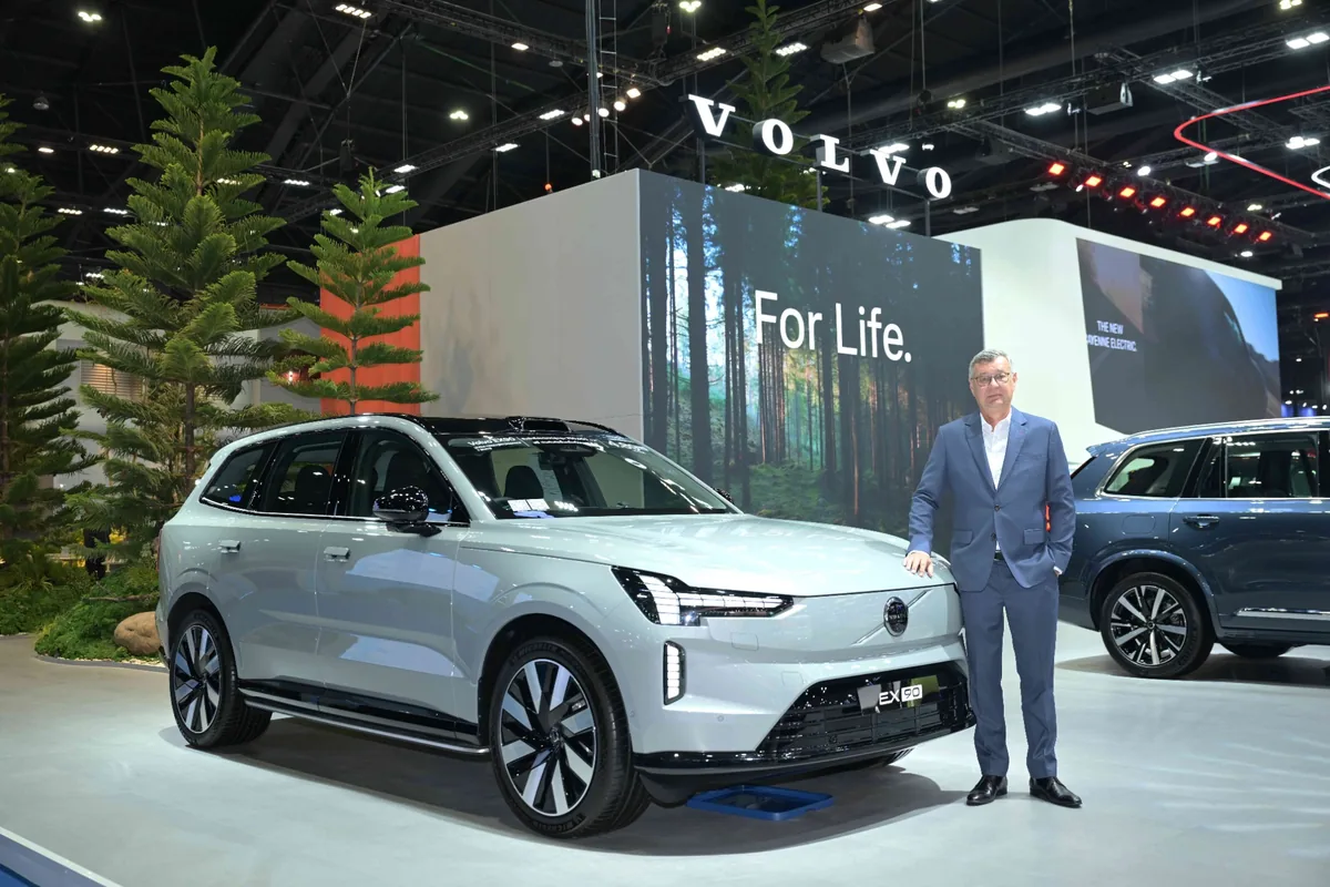 ผู้บริหาร Volvo กับ Volvo EX90 ในงาน Motor Show 2026 ผู้บริหาร Volvo Cars Thailand ถ่ายภาพคู่กับ Volvo EX90 ภายในบูธงาน Motor Show 2026