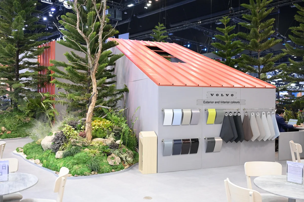 โซนเลือกสีภายนอกและภายในของ Volvo ในงาน Motor Show 2026 มุมแสดงตัวอย่างสีตัวถังและสีภายในของ Volvo ภายในบูธ Motor Show 2026