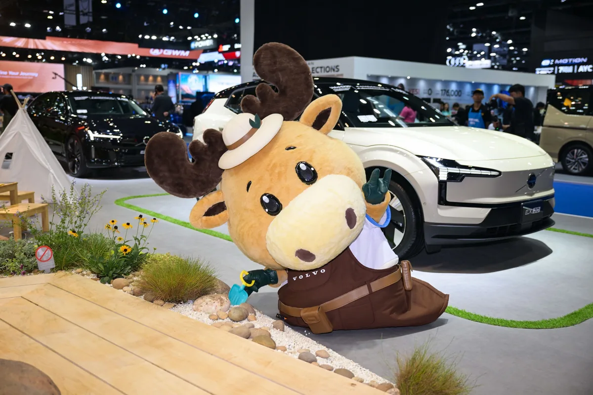 มาสคอต Volvo กับ EX30 ในงาน Motor Show 2026 มาสคอตภายในบูธ Volvo ถ่ายภาพคู่กับ Volvo EX30 ในงาน Motor Show 2026