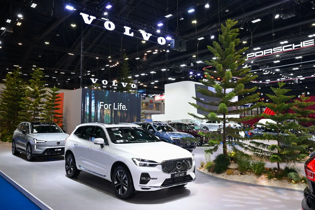 รถยนต์ Volvo หลายรุ่นภายในบูธงาน Motor Show 2026 Volvo XC60 และรถยนต์ไฟฟ้ารุ่นต่าง ๆ จัดแสดงภายในบูธ Volvo ในงาน Motor Show 2026