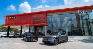 อาคาร Zeekr House Primus Ratchaphruek พร้อมรถยนต์ไฟฟ้า Zeekr ด้านหน้าโชว์รูม