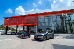 อาคาร Zeekr House Primus Ratchaphruek พร้อมรถยนต์ไฟฟ้า Zeekr ด้านหน้าโชว์รูม