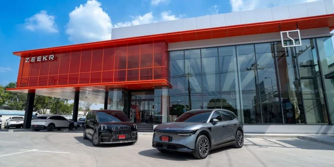 อาคาร Zeekr House Primus Ratchaphruek พร้อมรถยนต์ไฟฟ้า Zeekr ด้านหน้าโชว์รูม