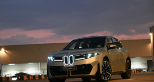 BMW iX3 ปี 2026 สีขาว มุมหน้าเฉียง 3 ส่วน ถ่ายช่วงกลางคืน