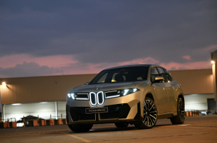 BMW iX3 ปี 2026 สีขาว มุมหน้าเฉียง 3 ส่วน ถ่ายช่วงกลางคืน