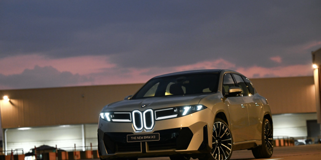 BMW iX3 ปี 2026 สีขาว มุมหน้าเฉียง 3 ส่วน ถ่ายช่วงกลางคืน
