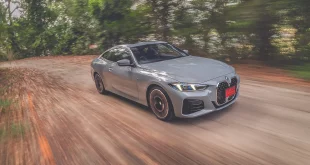 มุมเฉียงด้านหน้าของ BMW 430i ขณะขับขี่ ซึ่งมีการเก็บเสียงที่ดีในความเร็วต่ำถึงกลางและพวงมาลัยที่มีน้ำหนักตึงมือเมื่อใช้ความเร็วสูง