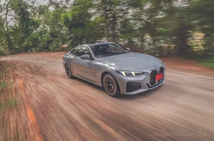 มุมเฉียงด้านหน้าของ BMW 430i ขณะขับขี่ ซึ่งมีการเก็บเสียงที่ดีในความเร็วต่ำถึงกลางและพวงมาลัยที่มีน้ำหนักตึงมือเมื่อใช้ความเร็วสูง