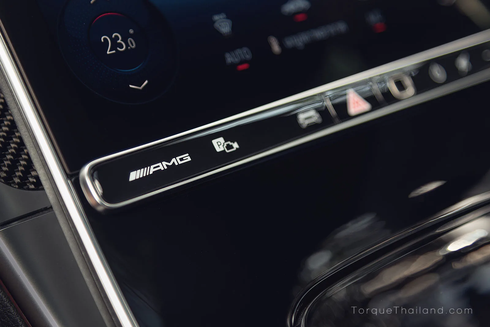 แถบควบคุมระบบสัมผัสแบบ Haptic ใต้หน้าจอส่วนกลาง สำหรับเข้าสู่เมนู AMG Dynamic, กล้องรอบทิศทาง และการปรับระดับเสียง
