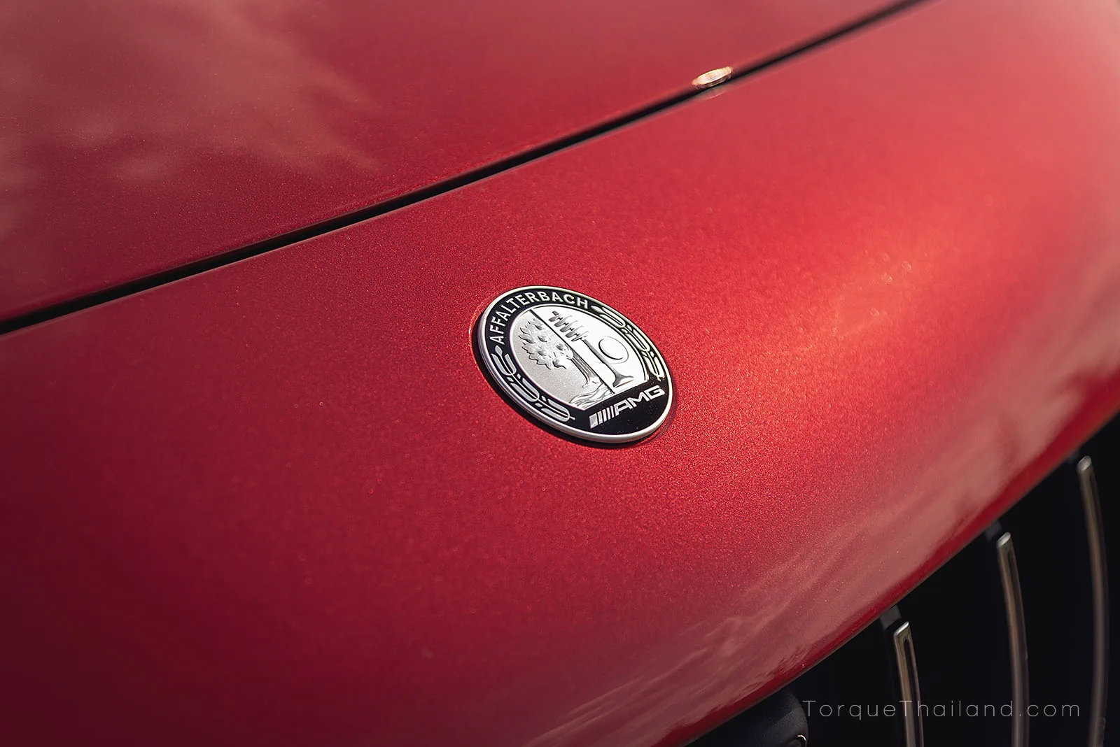 ตราสัญลักษณ์ AMG บนฝากระโปรงหน้า ใช้ประดับตกแต่งเพื่อแสดงความเป็นรุ่นพิเศษ