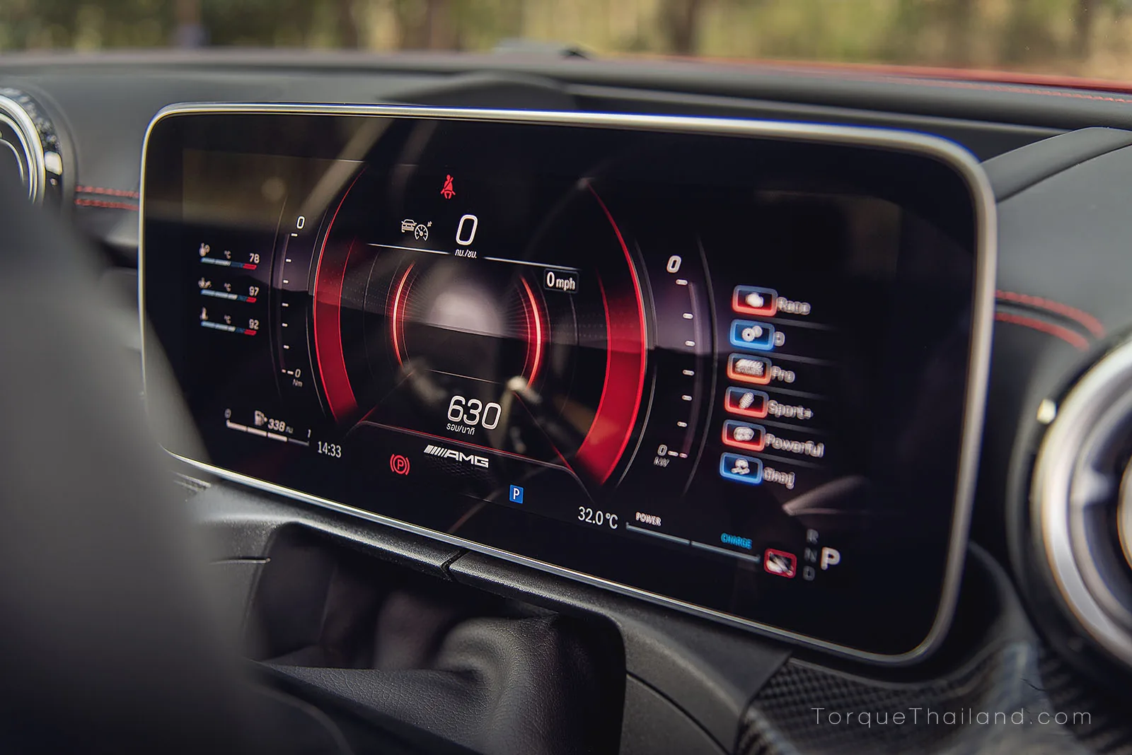 จอแสดงผลสำหรับผู้ขับขี่ที่แสดงตำแหน่งเกียร์ขนาดใหญ่ในโหมด Manual แต่มีการแสดงผลกราฟิกรอบเครื่องยนต์ในรูปแบบที่อ่านค่าได้ยาก