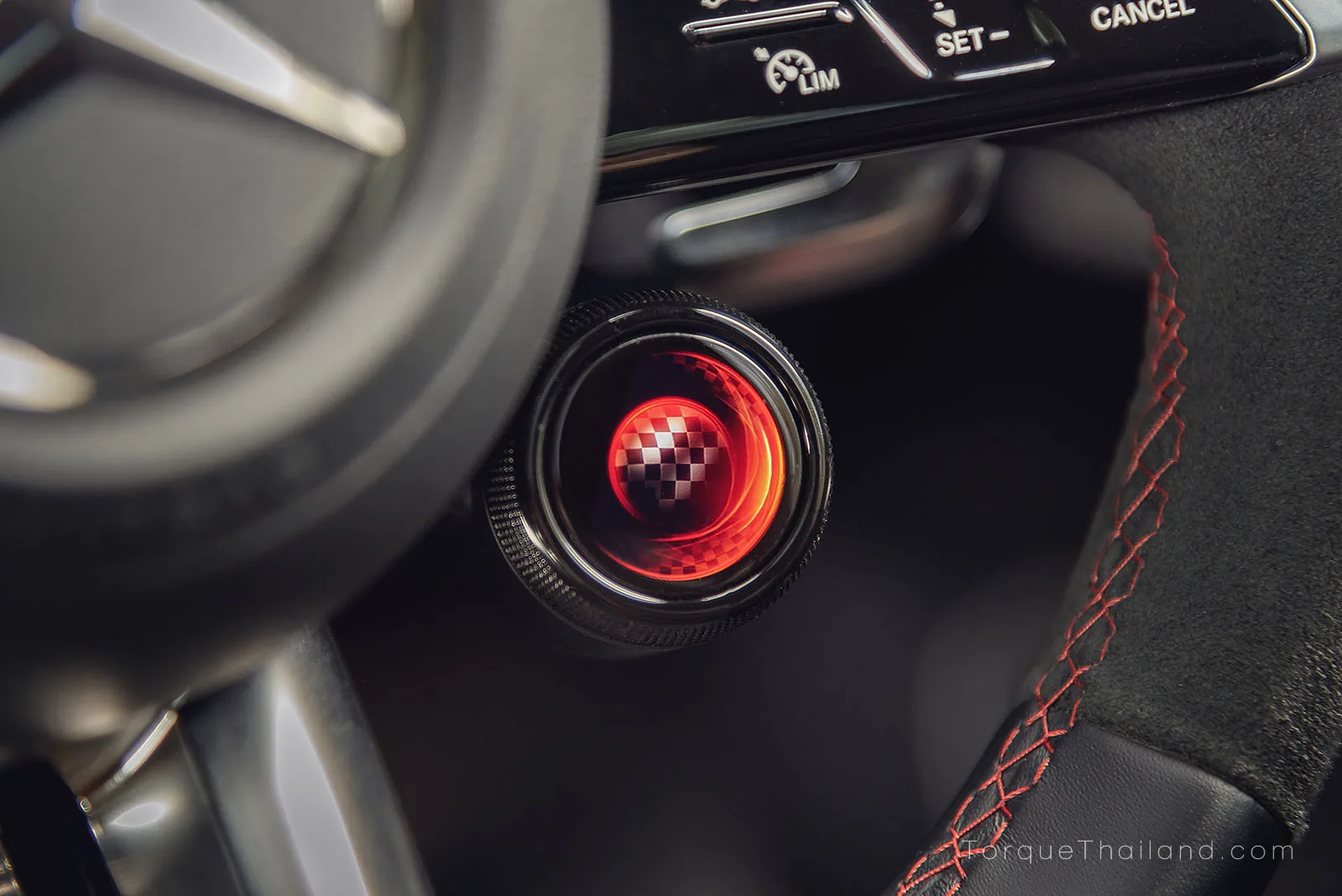 ปุ่มหมุนเลือกโหมดการขับขี่บริเวณด้านขวาล่างของพวงมาลัย ซึ่งออกแบบให้สามารถใช้งานและกดสั่งการได้สะดวก