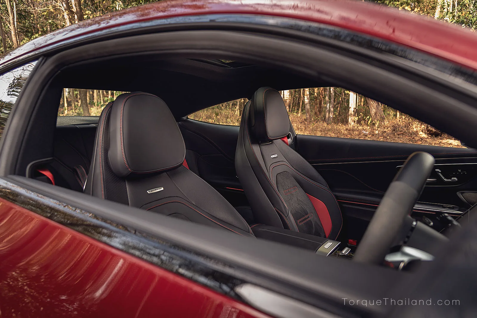 เบาะนั่งคู่หน้าขนาดใหญ่ที่ปรับระดับตำแหน่งให้นั่งได้ต่ำใกล้พื้นรถ โดยมีพนักพิงเบาะที่เน้นการโอบกระชับลำตัวผู้ขับขี่