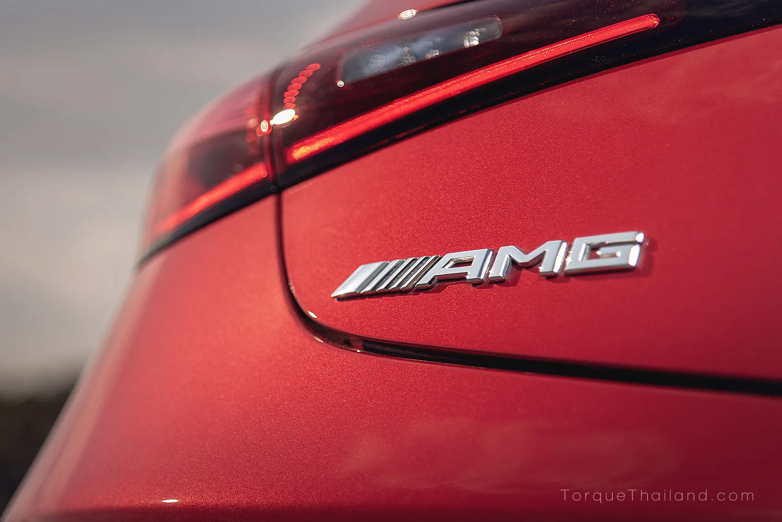 ตัวอักษร AMG บริเวณฝาท้ายฝั่งซ้ายของรถ ใช้ประดับตกแต่งเพื่อแสดงรุ่นรถในตระกูล AMG