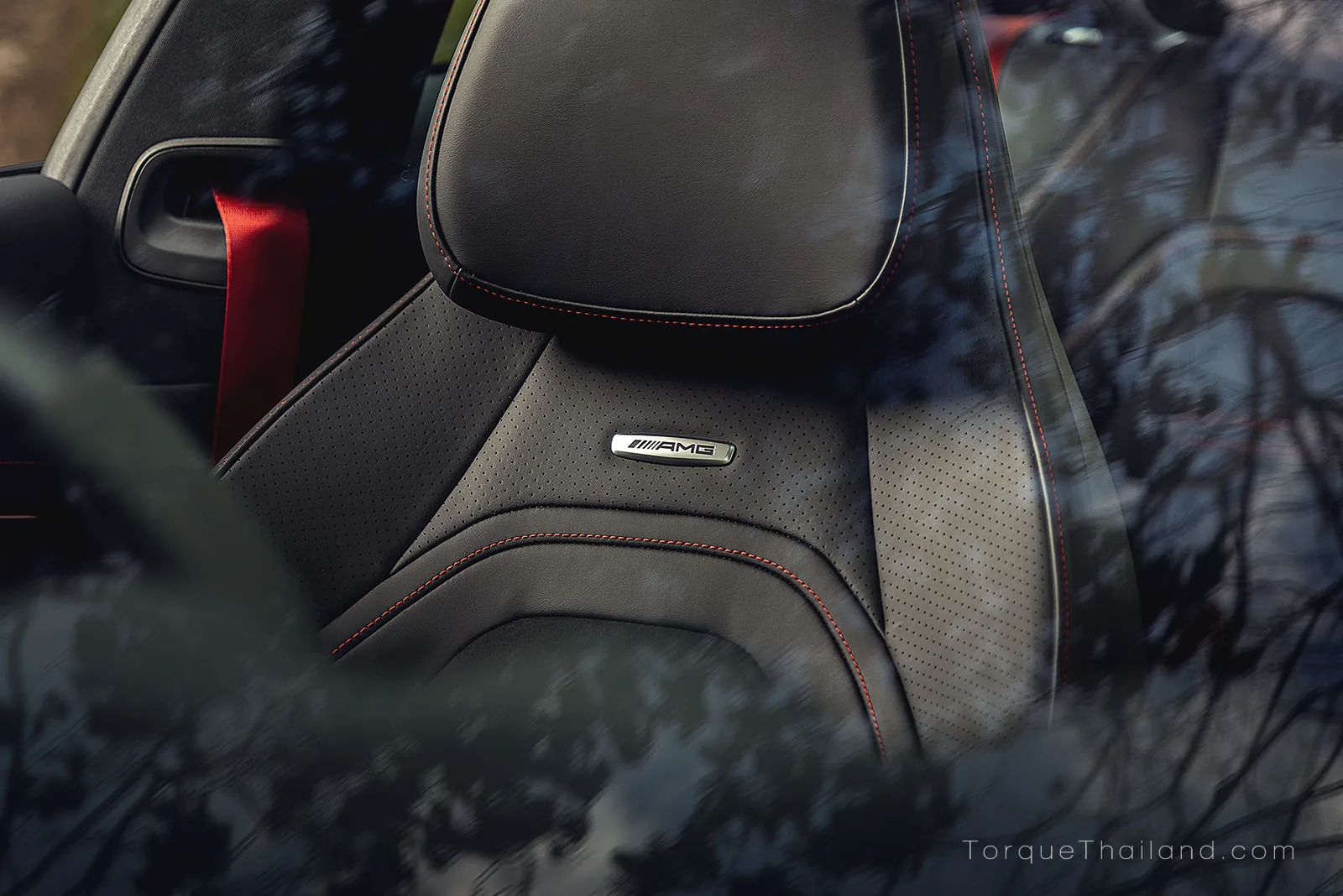 แผ่นโลหะสลักอักษร AMG บนพนักพิงเบาะหน้า พร้อมการเดินตะเข็บและลวดลายการตัดเย็บเฉพาะตัวแบบ AMG