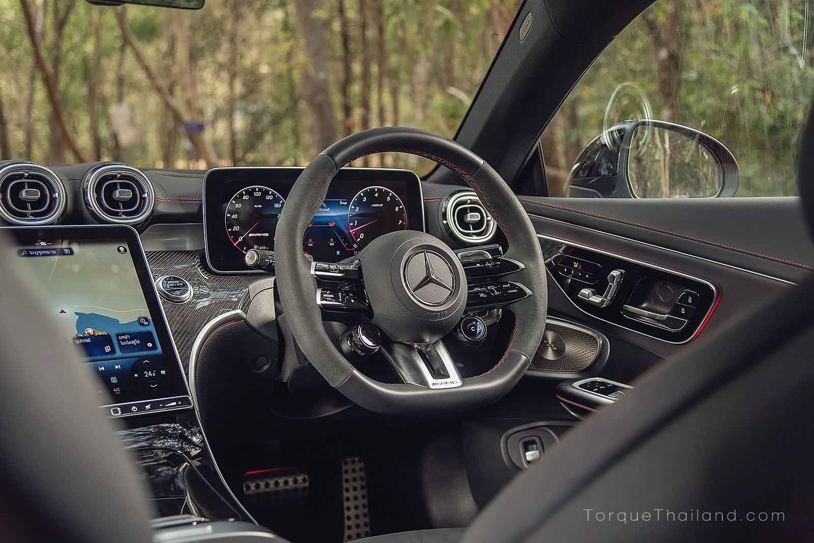 พวงมาลัย AMG Performance ฝั่งขวา ดีไซน์ทรงตัดตรงด้านล่างเพื่อช่วยให้การเข้าและออกจากรถสะดวกยิ่งขึ้น