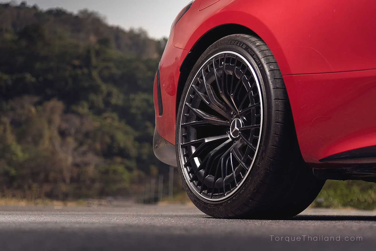 ล้อหลังด้านขวาของรถที่มีการตั้งค่ามุมโทและแคมเบอร์เพื่อเน้นการตอบสนองและการเกาะถนน ซึ่งส่งผลต่ออัตราการสึกหรอของหน้ายาง