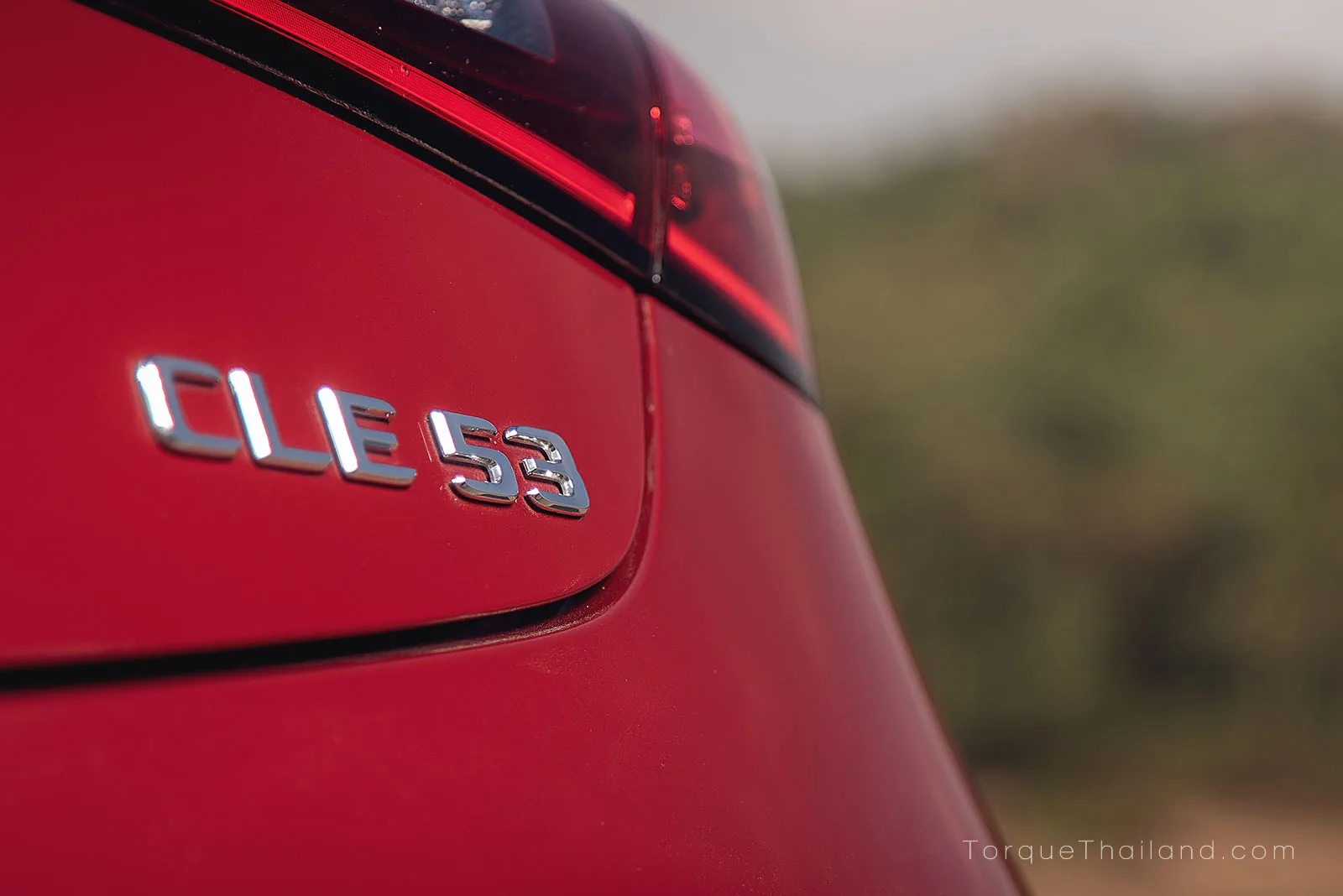 ตัวอักษรชื่อรุ่น CLE 53 บริเวณฝาท้ายฝั่งขวา ใช้ประดับตกแต่งเพื่อระบุรุ่นรถ