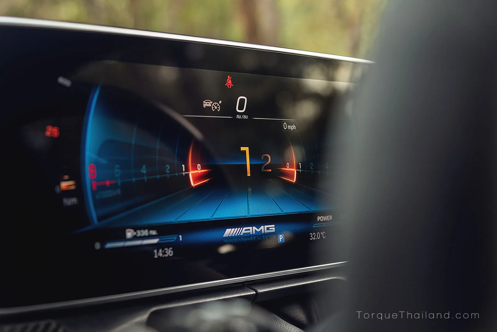 หน้าจอแสดงผลสำหรับผู้ขับขี่แสดงกราฟิกเฉพาะแบบ AMG พร้อมตัวเลขบอกตำแหน่งเกียร์ขนาดใหญ่