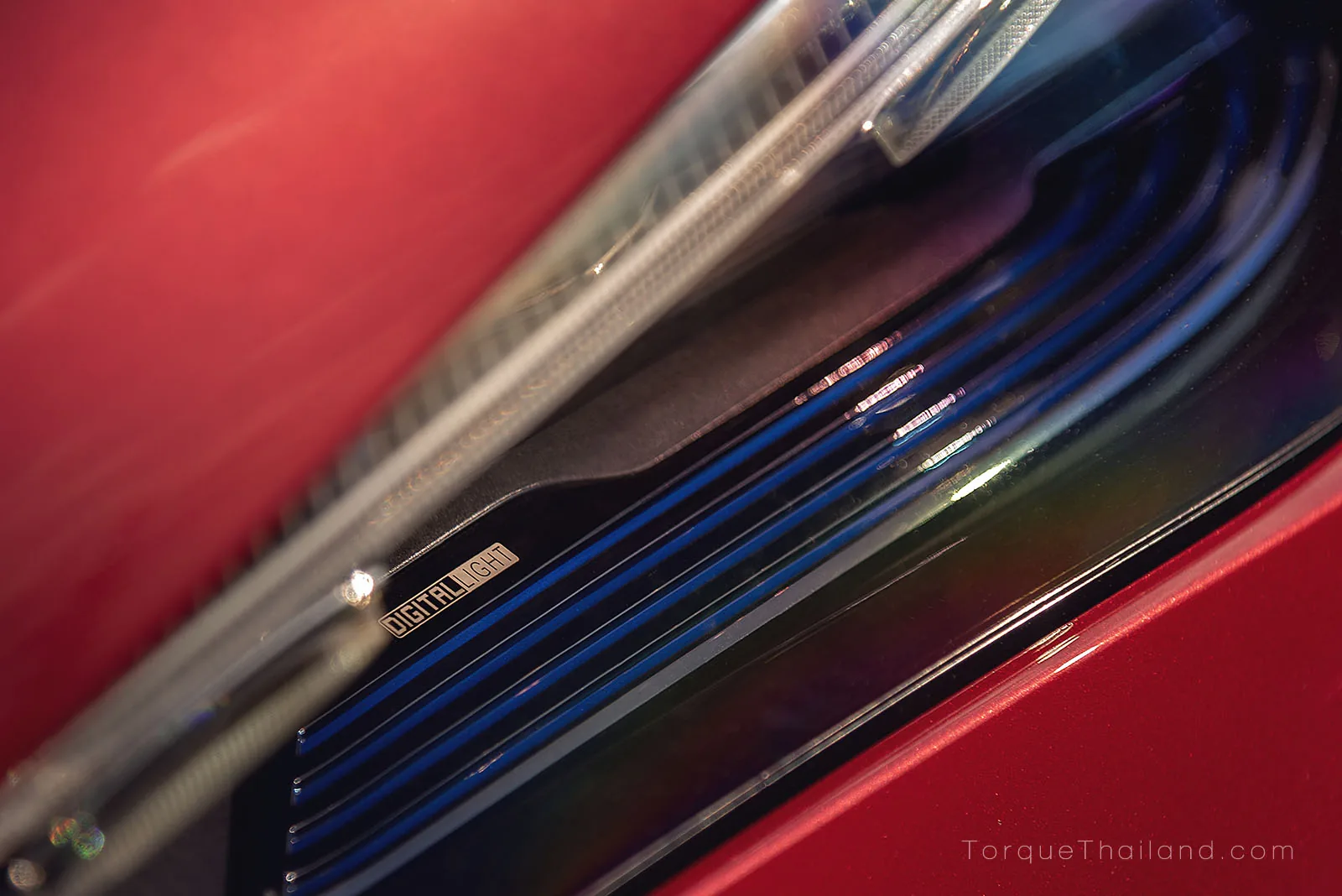 ตัวอักษร DIGITAL LIGHT ภายในชุดโคมไฟหน้า สำหรับระบุระบบการทำงานของชุดไฟส่องสว่างหน้า