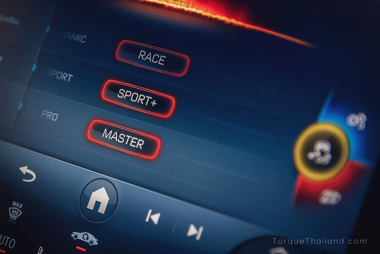 หน้าจอแสดงผลส่วนกลางแสดงปุ่มกดเปิดโหมด MASTER ในโหมด Race ซึ่งเป็นโหมดที่ระบบช่วยเหลือจะลดการทำงานลงและเหมาะสำหรับผู้ขับขี่ที่มีประสบการณ์