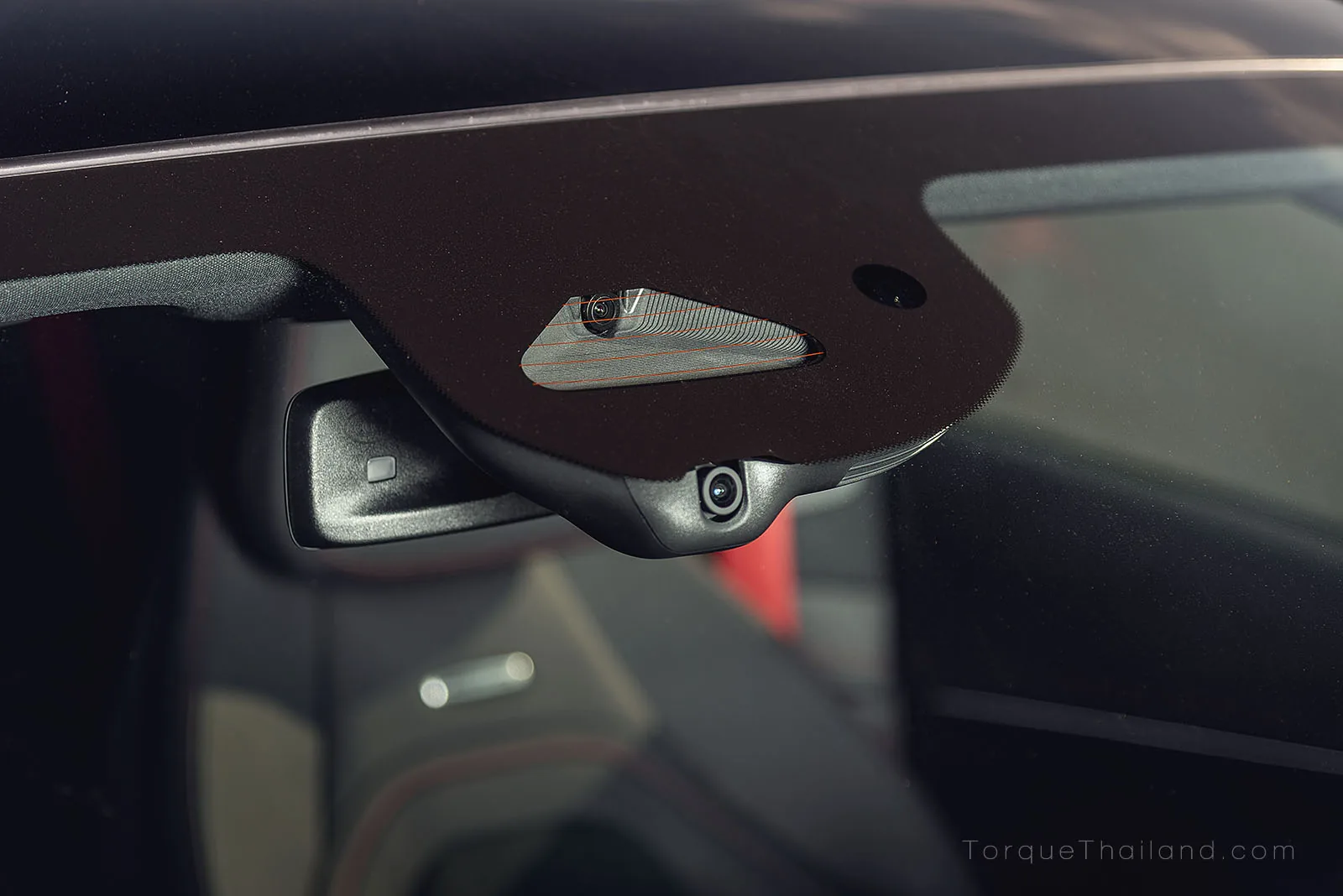 กล้องตรวจจับของระบบ ADAS บริเวณกระจกหน้า ทำหน้าที่ควบคุมรถให้อยู่ในเลน รักษาความเร็ว และเบรกอัตโนมัติเพื่อความปลอดภัย