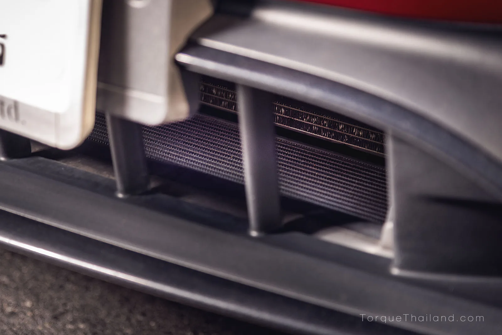 แผงรังผึ้งระบายความร้อนบริเวณช่องรับลมของกันชนหน้า ซึ่งทำหน้าที่ระบายความร้อนจากการใช้งานต่อเนื่องและขณะจอดติดเครื่องยนต์