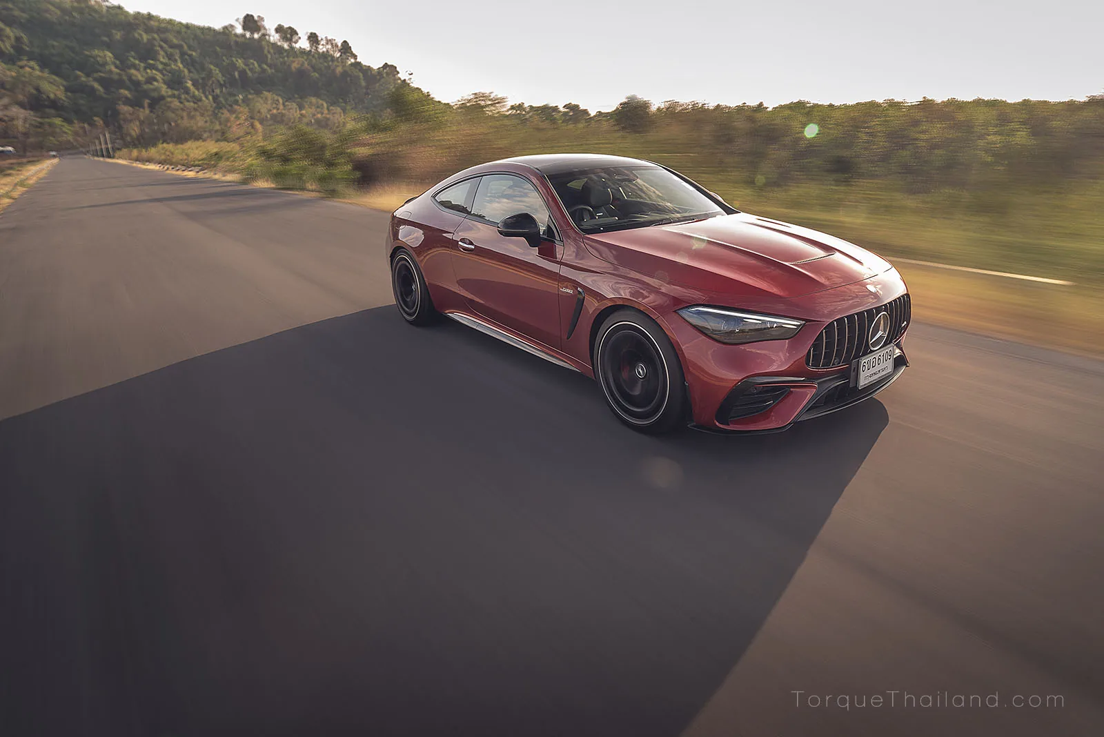 Mercedes-AMG CLE 53 ขณะขับขี่ด้วยความเร็วสูง ซึ่งมีบุคลิกการตอบสนองที่แตกต่างกันอย่างชัดเจนในแต่ละโหมดการขับขี่ตั้งแต่ Comfort ไปจนถึงโหมด Race