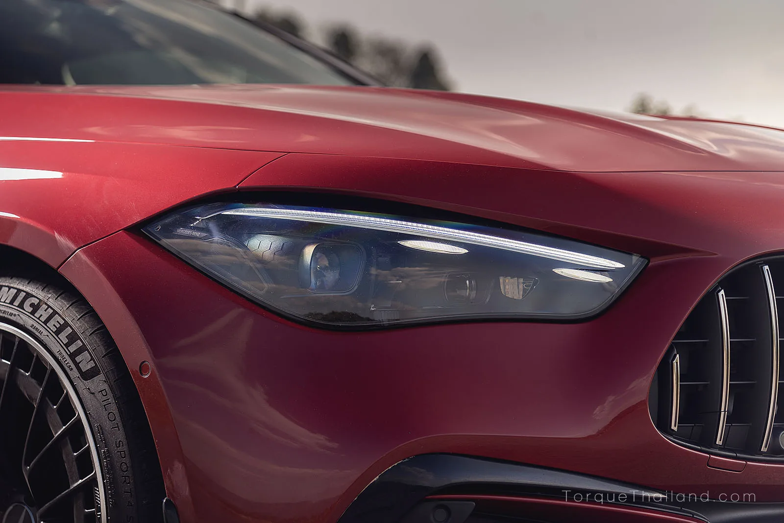 ไฟส่องสว่างสำหรับการขับขี่กลางวัน (DRL) ด้านขวา เพื่อเพิ่มความปลอดภัยขณะขับขี่ในช่วงเวลากลางวัน