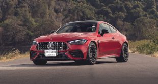 ด้านหน้ารถมุมเฉียงของ Mercedes-AMG CLE 53 ที่มีขนาดความกว้างของโป่งล้อเพิ่มขึ้นจากรุ่นมาตรฐานเพื่อรองรับหน้ายางที่กว้างขึ้นทั้งสี่ล้อ