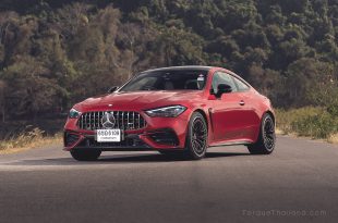 ด้านหน้ารถมุมเฉียงของ Mercedes-AMG CLE 53 ที่มีขนาดความกว้างของโป่งล้อเพิ่มขึ้นจากรุ่นมาตรฐานเพื่อรองรับหน้ายางที่กว้างขึ้นทั้งสี่ล้อ