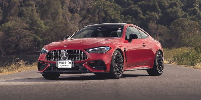 ด้านหน้ารถมุมเฉียงของ Mercedes-AMG CLE 53 ที่มีขนาดความกว้างของโป่งล้อเพิ่มขึ้นจากรุ่นมาตรฐานเพื่อรองรับหน้ายางที่กว้างขึ้นทั้งสี่ล้อ