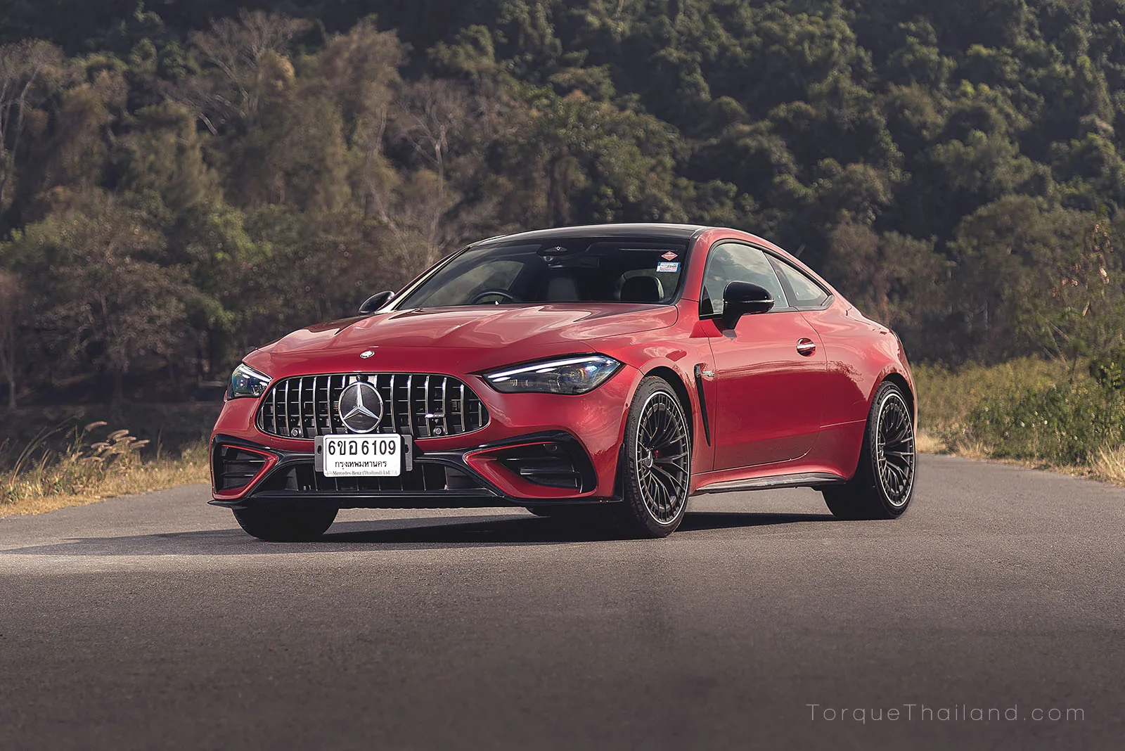 ด้านหน้ารถมุมเฉียงของ Mercedes-AMG CLE 53 ที่มีขนาดความกว้างของโป่งล้อเพิ่มขึ้นจากรุ่นมาตรฐานเพื่อรองรับหน้ายางที่กว้างขึ้นทั้งสี่ล้อ