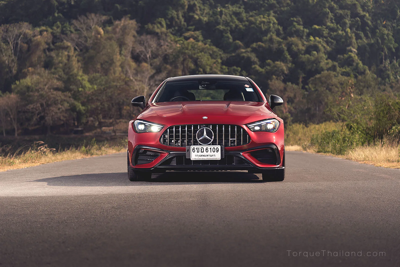 ด้านหน้ารถมุมตรงแสดงดีไซน์กระจังหน้าและกันชนหน้าที่ออกแบบมาเฉพาะสำหรับรุ่น CLE AMG