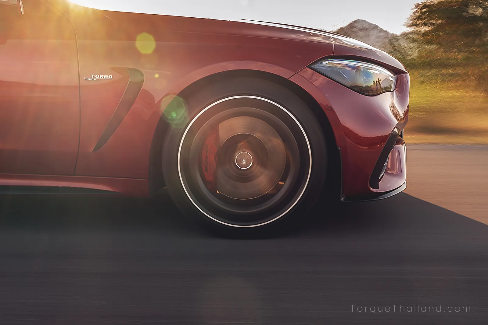 ระบบเบรกคู่หน้าพร้อมคาลิเปอร์สีแดงแบบ 4 ลูกสูบ ซึ่งเป็นส่วนหนึ่งของแพ็กเกจ AMG DYNAMIC PLUS ที่ติดตั้งเป็นมาตรฐานในประเทศไทย