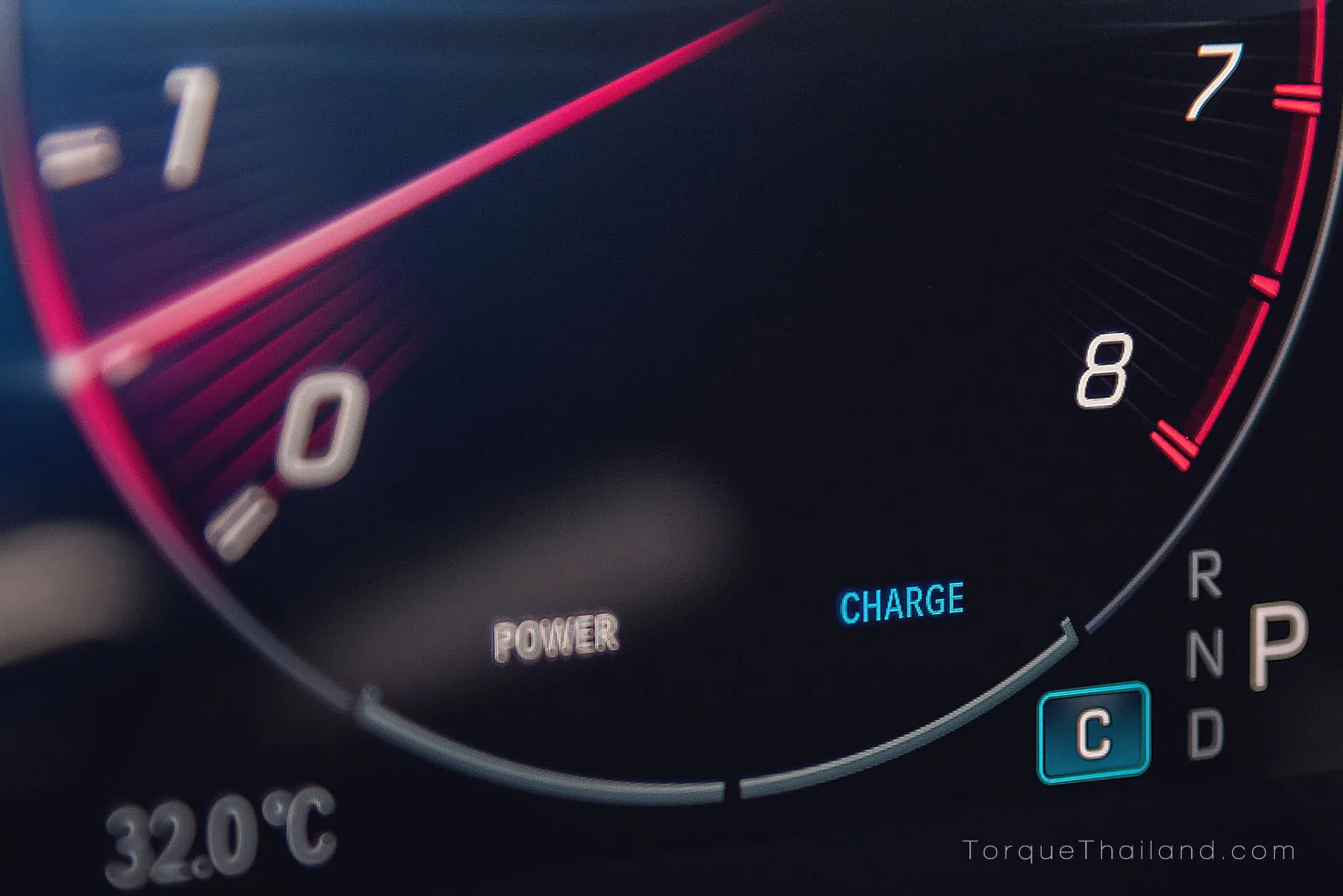 สัญลักษณ์แสดงการชาร์จไฟกลับบนหน้าจอแสดงผลฝั่งผู้ขับขี่ ทำหน้าที่แสดงอัตราการรีเจนเนอเรชันของระบบ Mild Hybrid