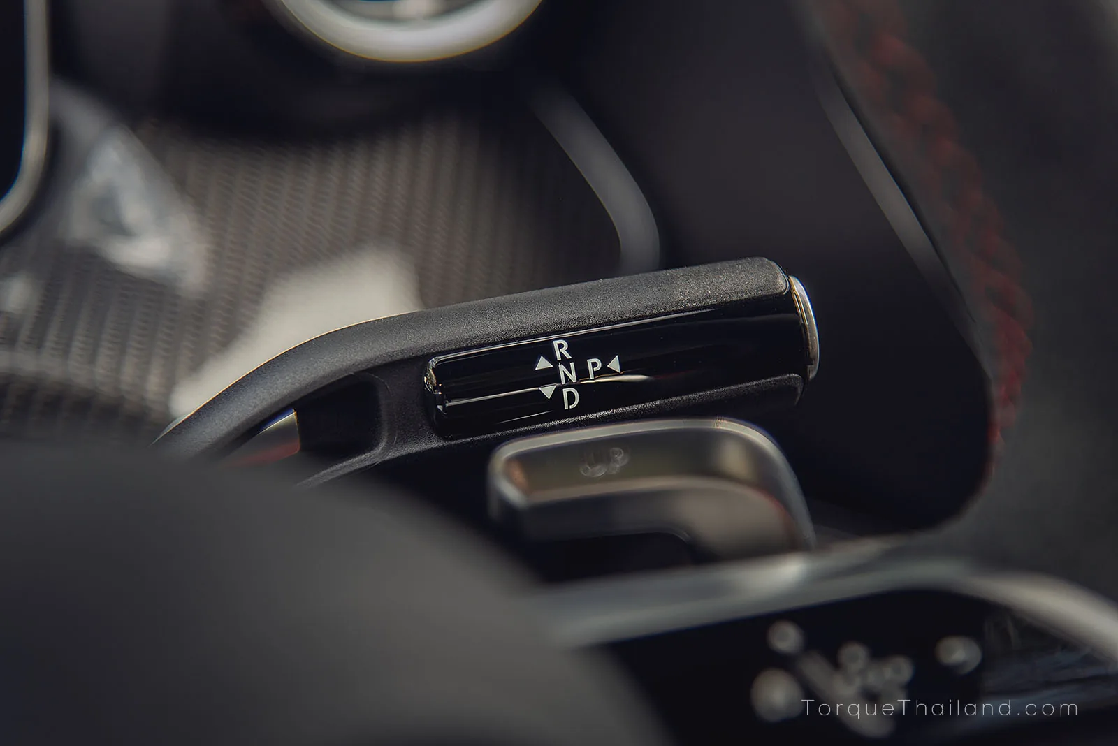 คันเกียร์บริเวณคอพวงมาลัยฝั่งขวา ใช้สำหรับเลือกตำแหน่งเกียร์ในการขับขี่