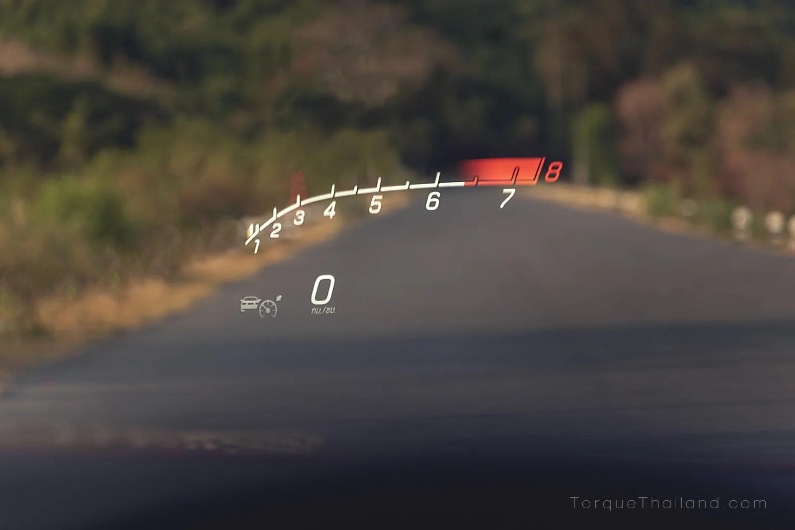 หน้าจอแสดงผลข้อมูลการขับขี่บนกระจกหน้า (Head-up display) เพื่อแสดงค่าความเร็วและรอบเครื่องยนต์โดยไม่ต้องละสายตาจากถนน