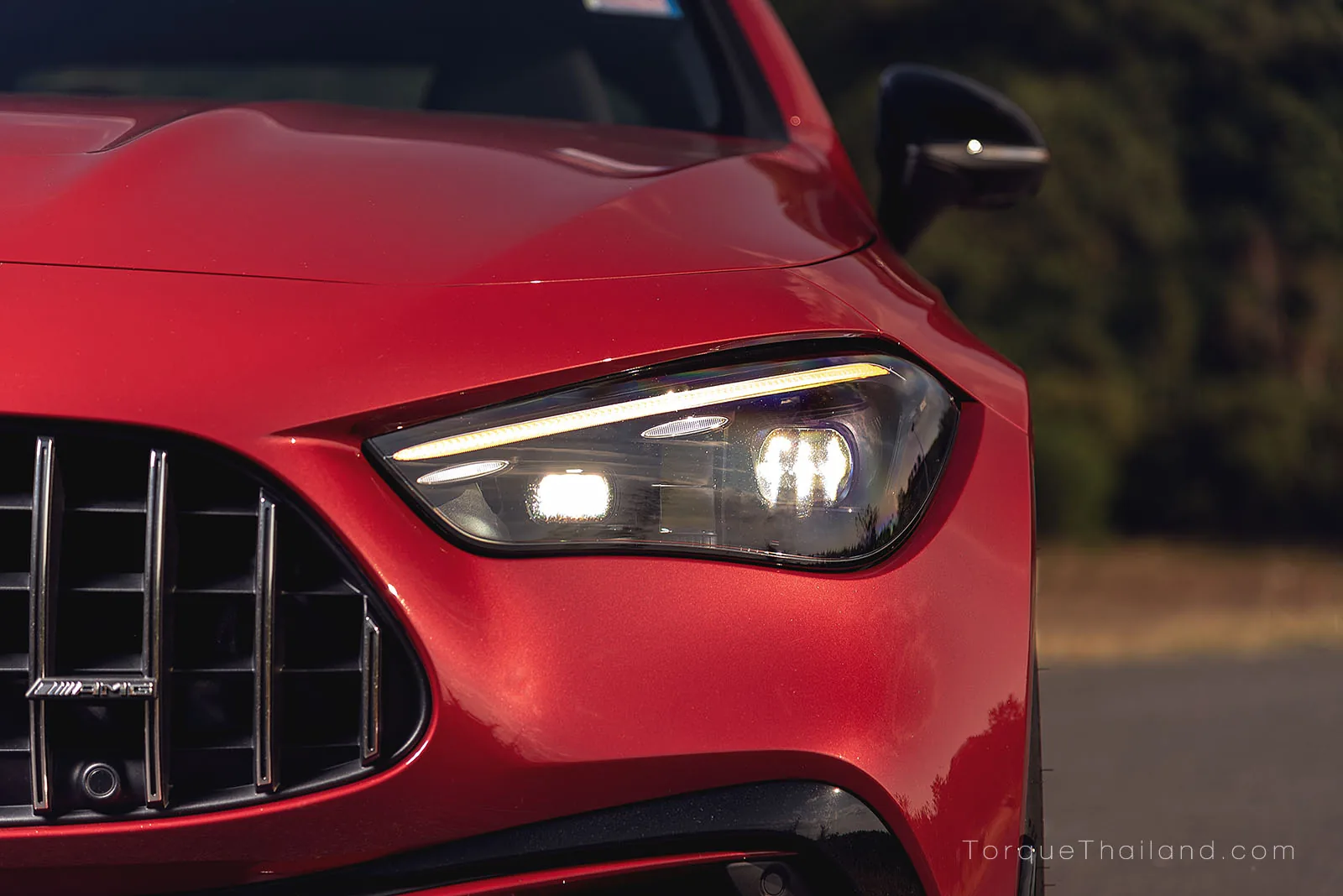 ไฟส่องสว่างหน้าขณะเปิดใช้งาน ทำหน้าที่เพิ่มความสว่างในเวลากลางคืนด้วยระบบ Digital Light