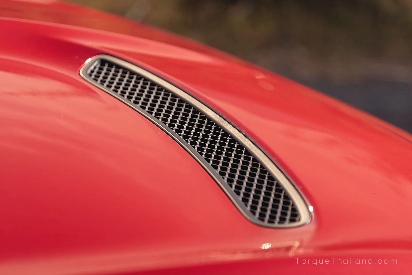 ช่องระบายอากาศบนฝากระโปรงหน้ามุมมองจากด้านบน ทำหน้าที่ช่วยระบายความร้อนออกจากห้องเครื่องยนต์