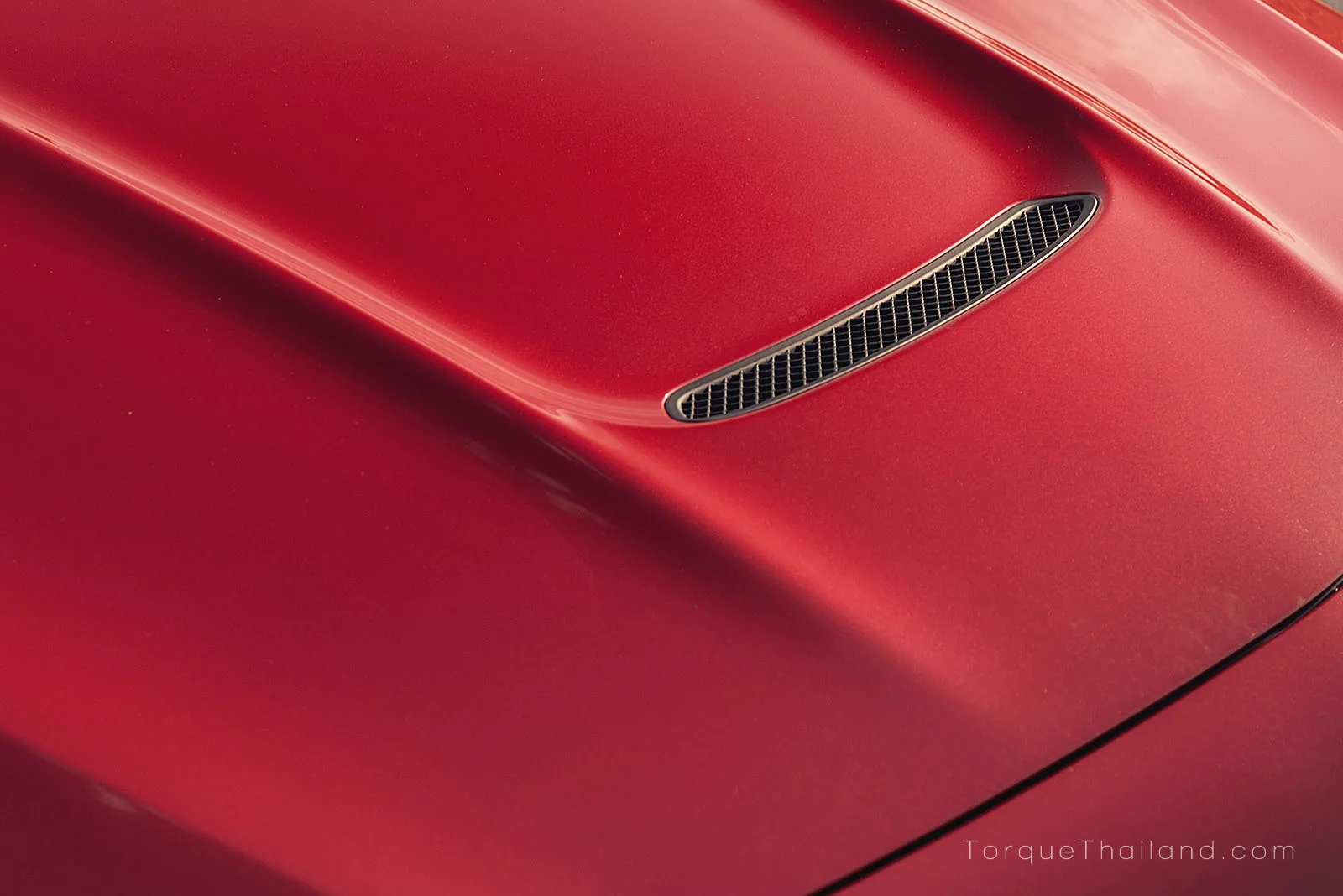 ส่วนนูน Power Dome บนฝากระโปรงหน้า ช่วยจัดระเบียบกระแสลมเพื่อสร้างแรงดูดอากาศร้อนออกจากห้องเครื่องยนต์