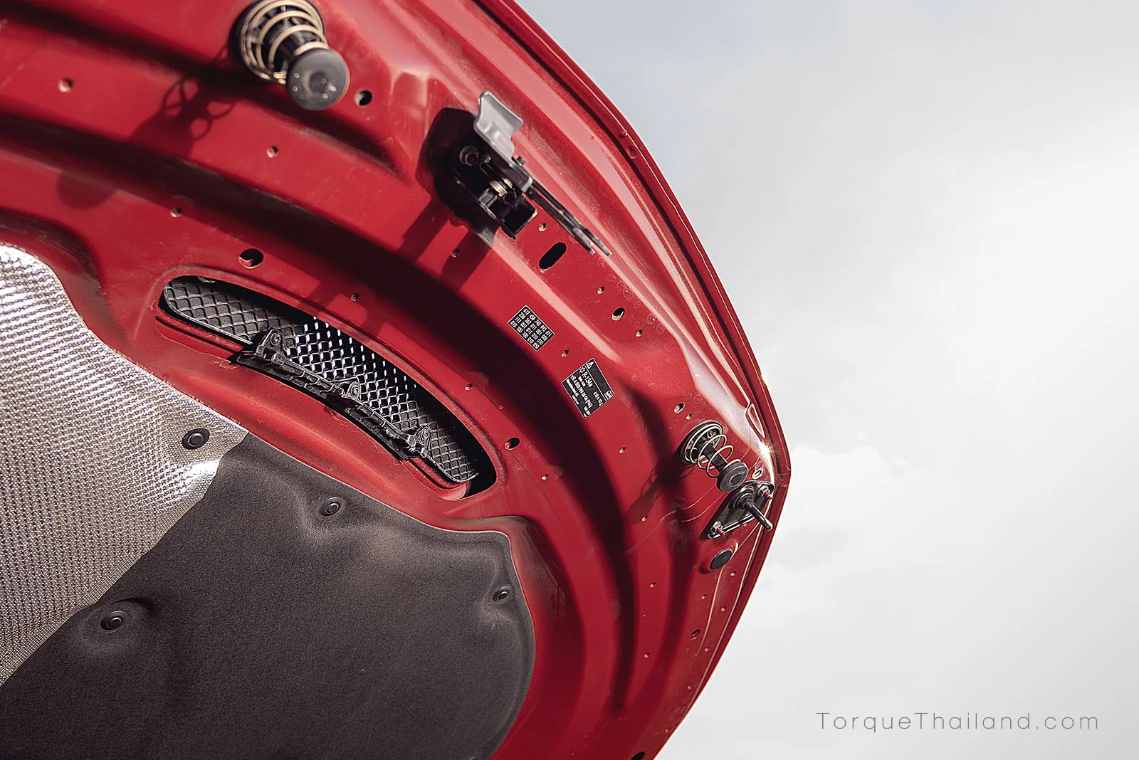 ช่องระบายอากาศฝากระโปรงหน้ามุมมองจากใต้ฝากระโปรง ทำหน้าที่ช่วยระบายความร้อนออกจากห้องเครื่องยนต์